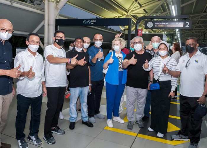 Menparekraf Ajak Duta Besar Negara Sahabat Walking Tour dan Naik Transportasi Umum MRT