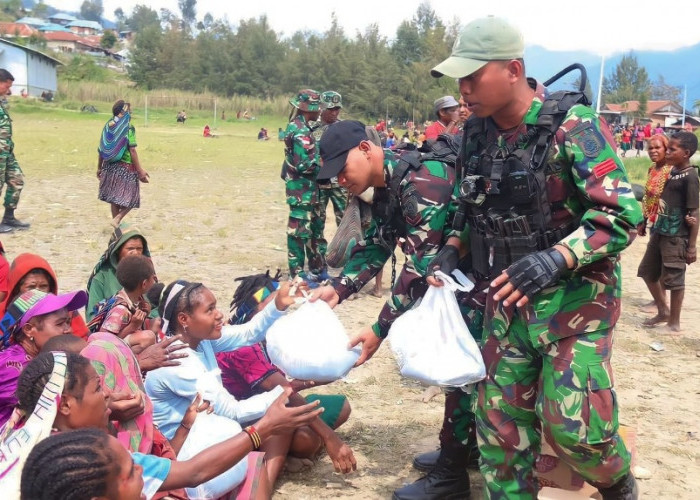 Wujud Kemanunggalan TNI, Ada Prajurit Bagikan Sembako, Terpal, dan Gotong Royong Membangun Masjid di Papua