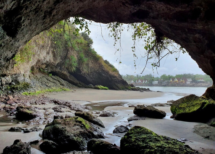 Mengulik Misteri di Balik Keindahan Wisata Pantai Karang Bolong 