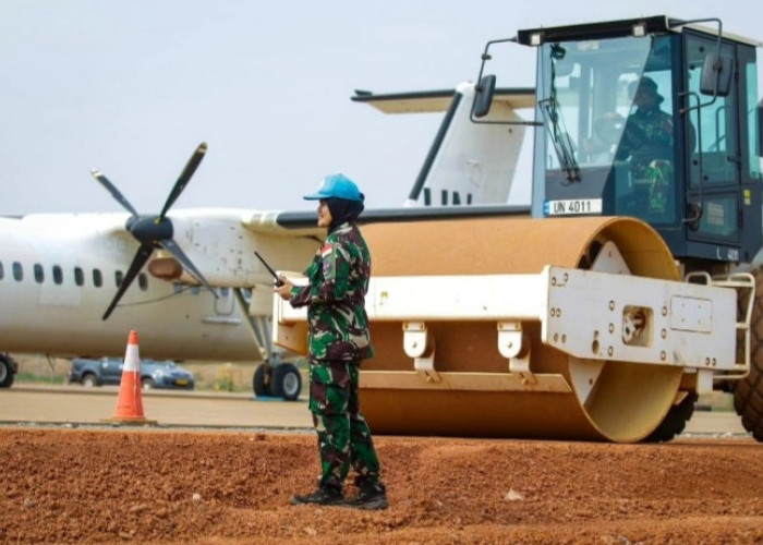 Satgas Kizi TNI Konga XXXVII-J Bantu Pengerjaan Pelebaran Bandara UN