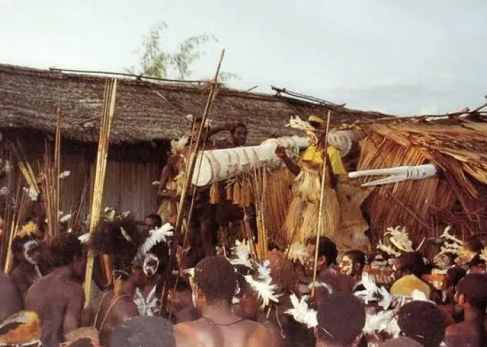 Keberagaman Suku Asmat: Dari Sejarah hingga Rumah Adat yang Unik