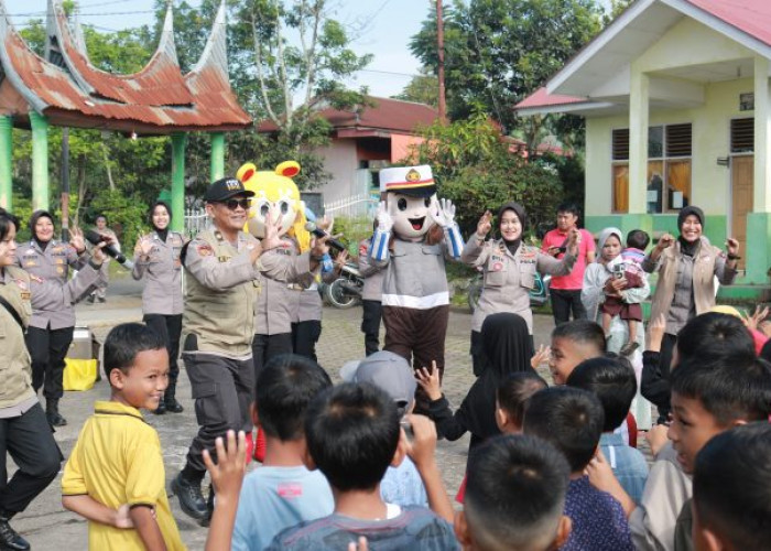 SSDM Polri Berikan Pelayanan Trauma Healing, Anak-Anak di Sungai Jambu Terhibur