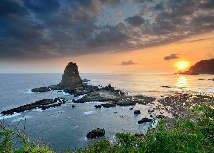 Nyesel Banget Kalo Gak Kesini! Inilah 6 Pantai Cantik yang Eksotis di Jawa Timur 