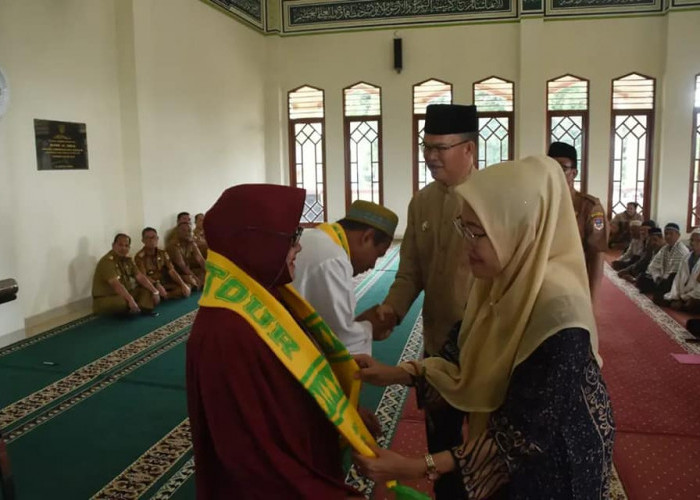 Wujud Penghargaan Kontribusi dan Kerja Keras, Pemkot Berangkatkan Umroh 40 Ustadz/Ustdzah 