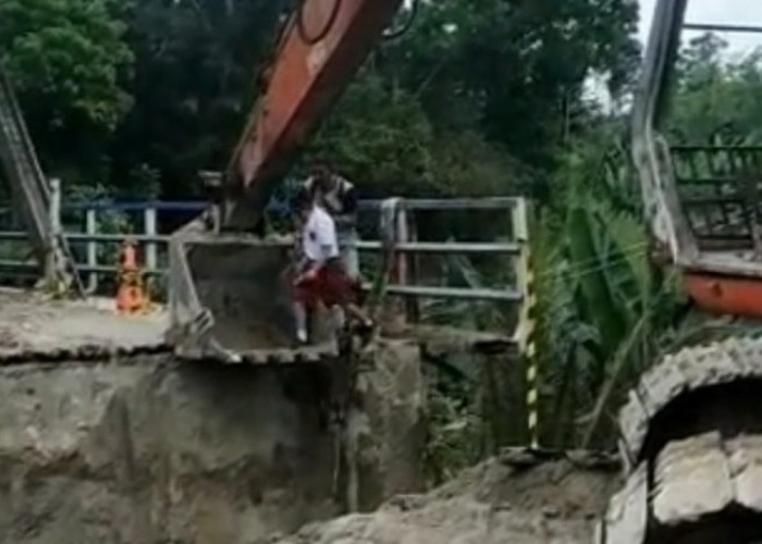 Viral Bocah SD dibantu Alat Berat Seberangi Jembatan yang Rusak
