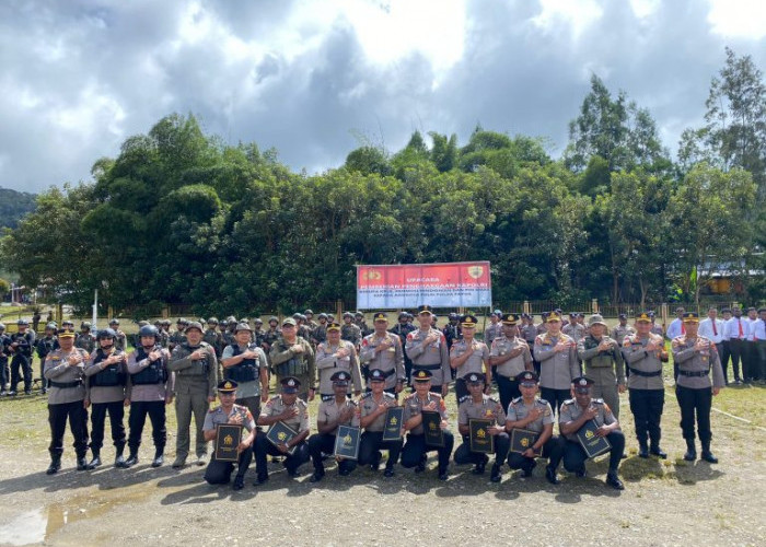 Polisi di Pegunungan Bintang Diganjar Pin Emas Kapolri hingga KPLB