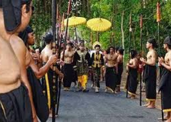 Keponya Pake Banget, Mempelai Pengantin Suku Ini Ngelakuin Ritual Begini Saat MP