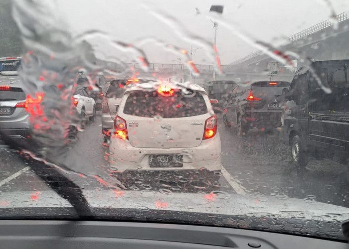 Trik Penting Mengemudi Mobil Saat Musim Hujan, Cek Tips Nya Disini!