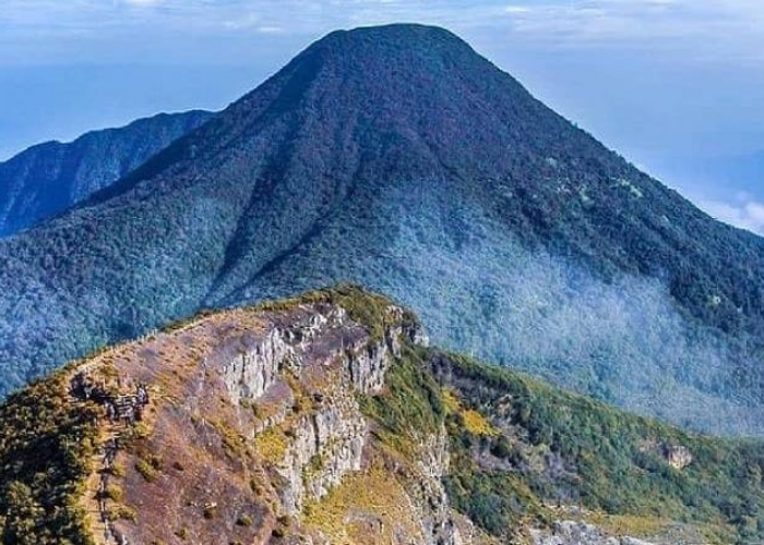 Gunung Pangrango Menyeramkan? Simak Cerita Mistisnya!