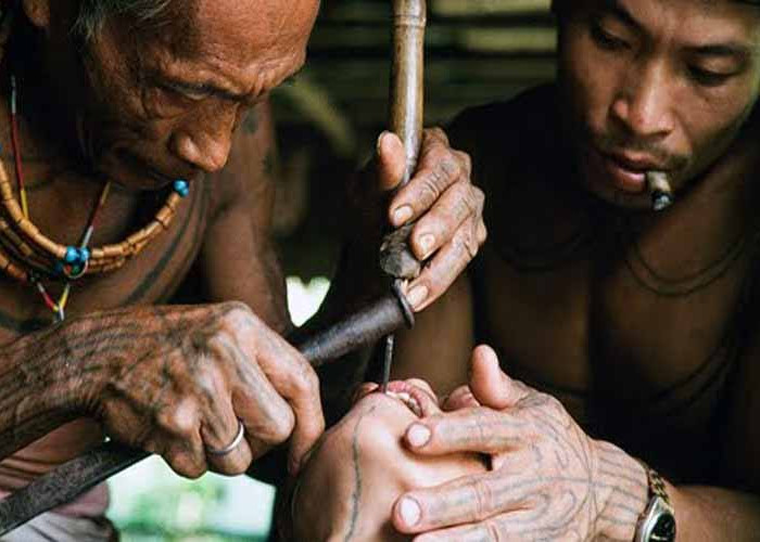 Ritual Unik atau Aneh? 5 Tradisi Ini Membuktikan Bahwa Indonesia Adalah Negara yang Kaya