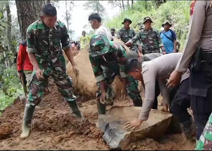 Bravo TNI - Polri, Bersama Warga Gotong Royong Buka Akses Dua Desa Akibat Longsor