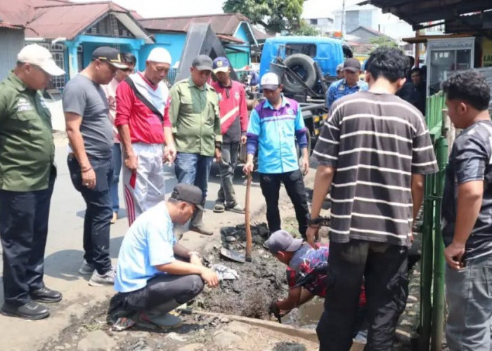 Drainase Tersumbat Pemicu Badan Jalan Terendam Banjir