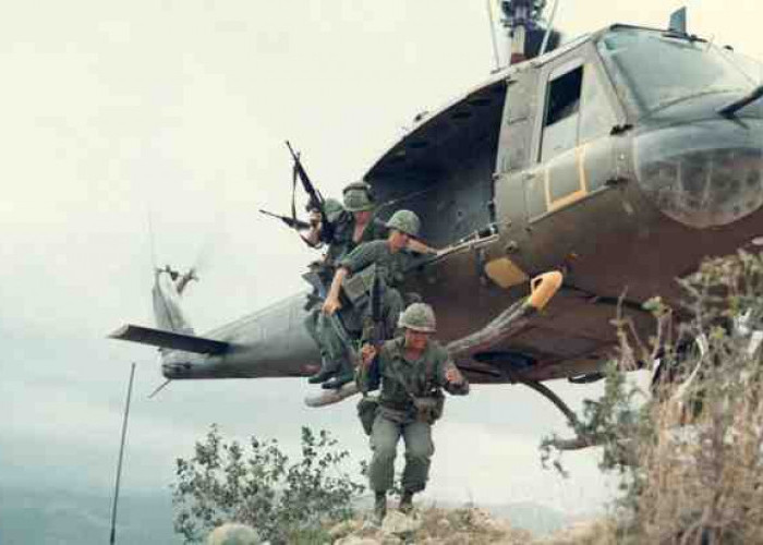 Pintu Helikopter UH-1 Dalam Perang Vietnam Kerap Dibuka Saat Terbang, Ini Alasannya