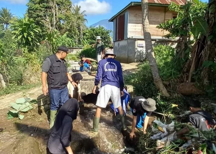 Bersama Masyarakat, Tiga Pilar Kelurahan Gotong Royong Pembersihan Lingkungan