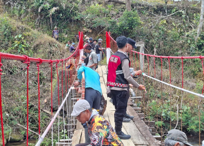 Demi Keselamatan, Polres Pagar Alam Renovasi Jembatan Merah Putih Penghubung Desa