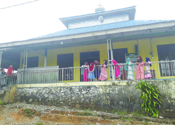 Menengok Masjid Al-Hikmah di Atas Bukit Dusun Kerinjing Dengan Taman Menghadap Danau