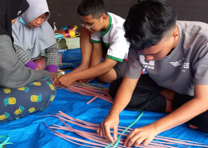 Ikuti Kegiatan Trauma Healing BBPPKS Yogyakarta, Pengungsi Cianjur Anyam Tas dari Bahan Plastik