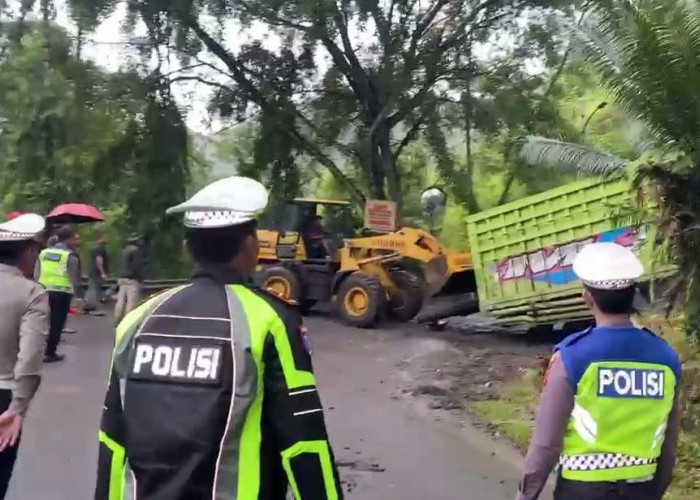 9 Jam Truk Tronton Pengangkut Material SMA Taruna Nusantara Terperosok di Liku Endikat