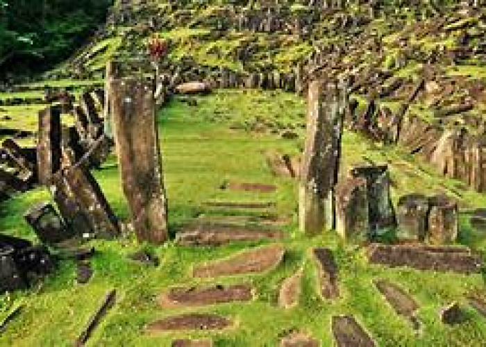 Gunung Padang, Situs Prasejarah Fenomenal dengan Keajaiban Arkeologi, Batu Kujang dan Semen Purba Buktinya!