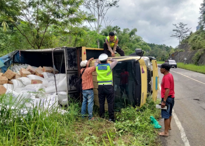 Diduga Sarat Muatan, Truk Pengangkut Sembako Terguling di Liku Lematang