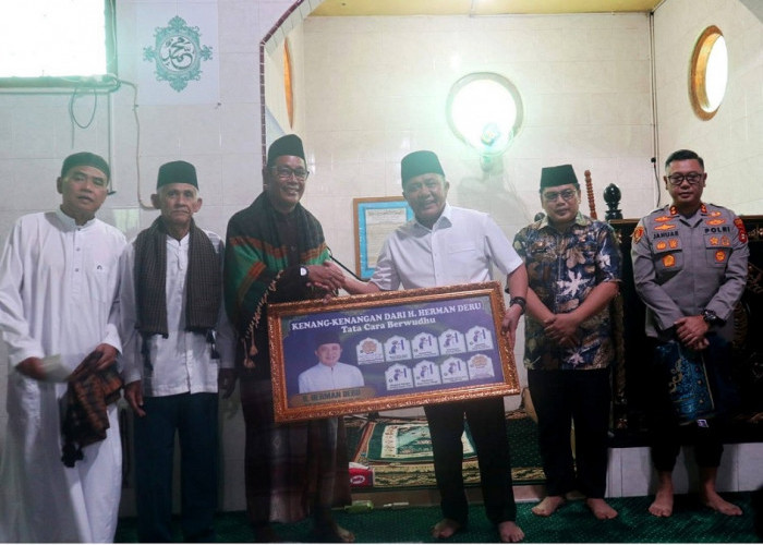 Gubernur Sumsel Serahkan Bantuan untuk Masjid Al-Qodim