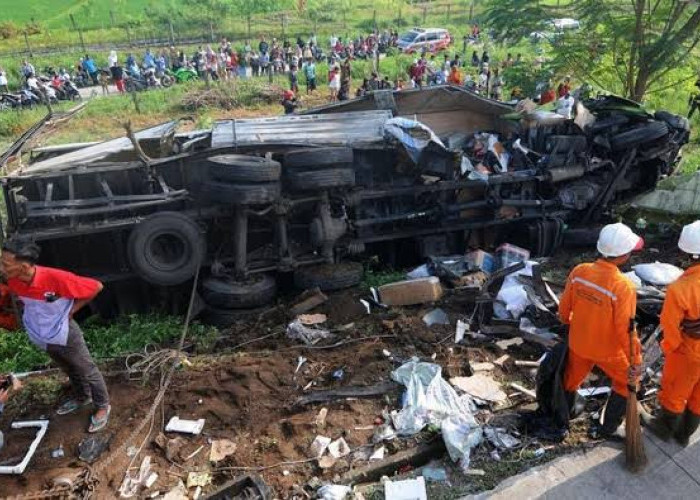 Tragis, 6 Orang Tewas Akbat Kecelakaan Bruntun Truk di Tol Semarang - Solo