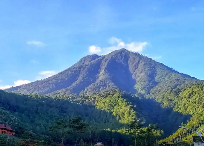 Menggali Sejarah dan Mitos Gunung Kawi: Antara Kearifan Lokal dan Keajaiban Alam