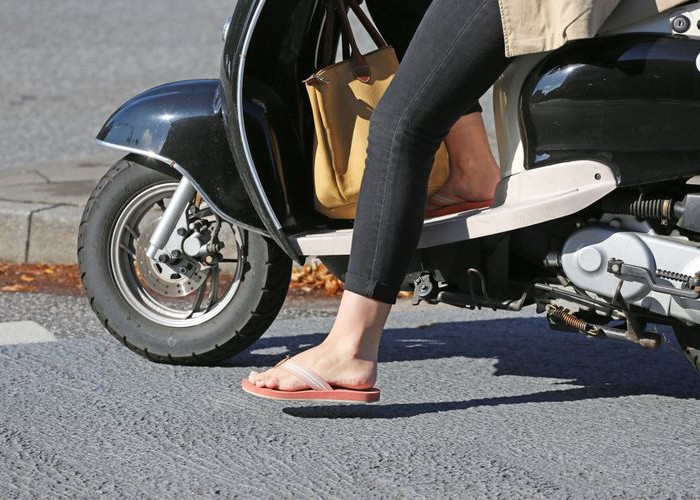 Kenapa Tidak Boleh Berkendara Motor Menggunakan Sandal Jepit? Cek Alasannya Disini!