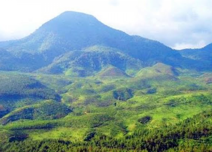 Mengungkap Misteri Gunung Pasir Cadas Panjang: Kisah di Balik Nama dan Legenda