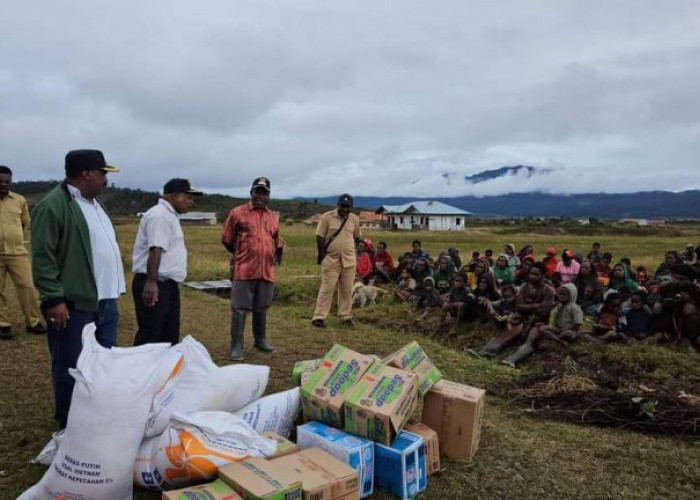 Kapolri Salurkan 264,7 Ton Beras dan 1.500 Paket Sembako, Atasi Kerawanan Pangan di Papua Akibat Kekeringan