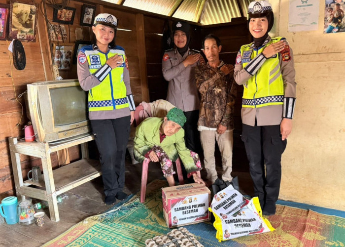 Polwan Berbagi, Salurkan Bansos Kepada Lansia Sebatang Kara 