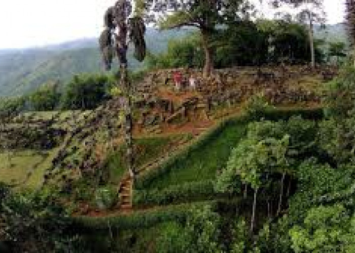 Penemuan Koin dan Artefak Kuno, Mengungkap Sejarah Lupakan di Gunung Padang