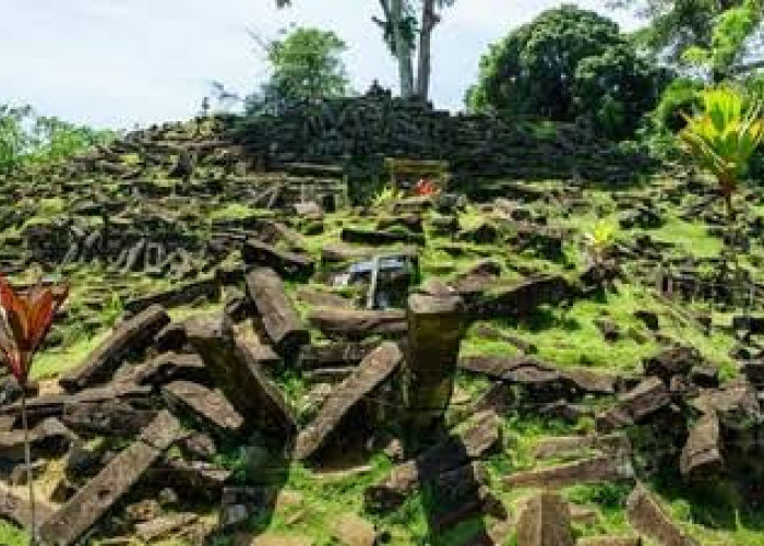 Selain Jadi Tempat Wisata, Gunung Padang Menjadi Lokasi Peninggalan Harta Zaman Purba! Ada Logam Mulia Loh 