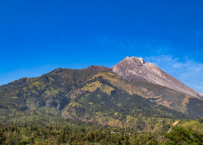 Gunung Merapi dan Marapi Perbedaan Kritis dari Aspek Geografis dan Erupsi