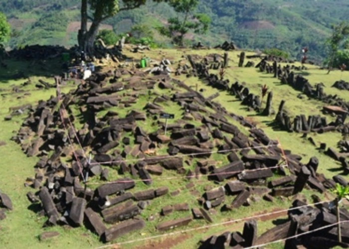 Heboh Penemuan Batu Kujang, Kini Situs Gunung Padang Gegerkan Dunia Sejarah! 