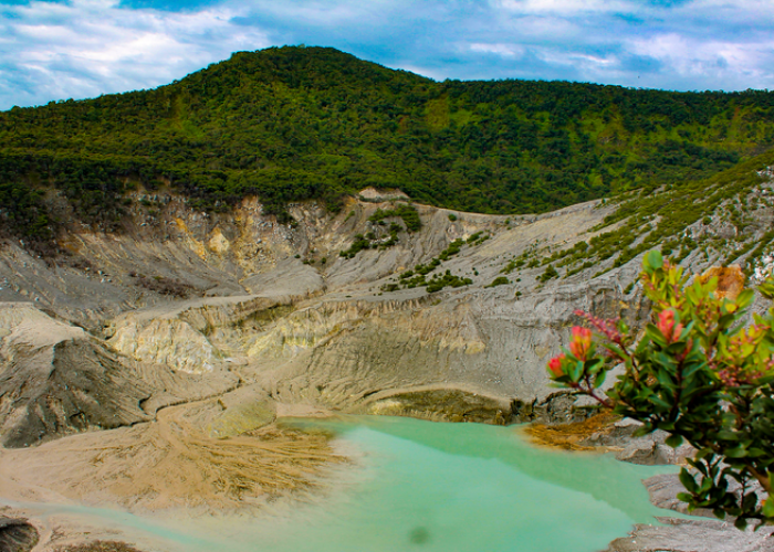 Tangkuban Parahu: Kisah Legenda dan Misteri Gunung Berapi yang Menawan