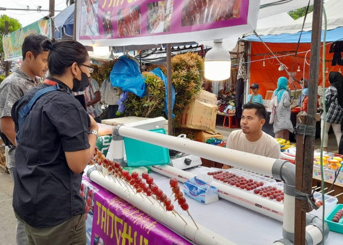 Menggoda Lidah di Bazar Malam Besemah Expo ke-XX dengan Tanghulu Buah Anggur