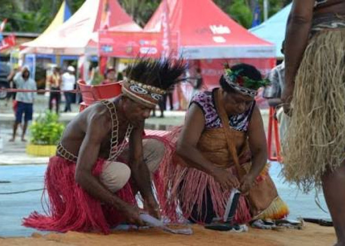 Mau Tau Tak, Ini 5 Tradisi Suku di Indonesai yang Unik, Eealah, Malam-Nya Harus Beginian.
