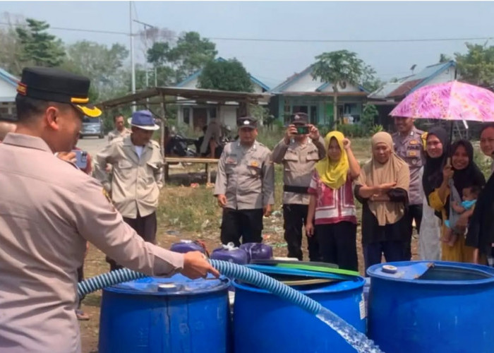Respon Cepat Polres Pagar Alam Distribusikan Air Bersih ke Warga