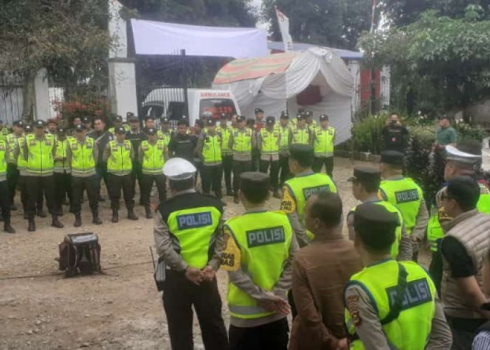 Personel Gabungan TNI Polri Kawal Massa HEPI Yang Geruduk KPU