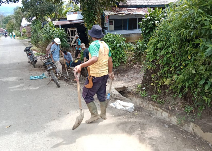 Antisipasi Banjir, Warga Dempo Makmur Gotong Royong Bersihkan Drainase