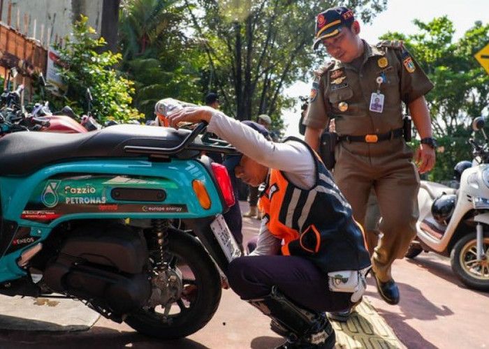 Mengganggu, Pemerintah Kota Jakarta Pusat Tertibkan Parkir Liar dan PKL di Trotoar Cempaka Putih Tengah