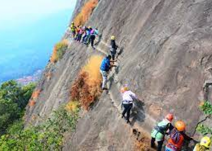 Gunung Parang Menantang! Melihat Keindahan Alam dan Petualangan Panjat Tebing di Purwakarta