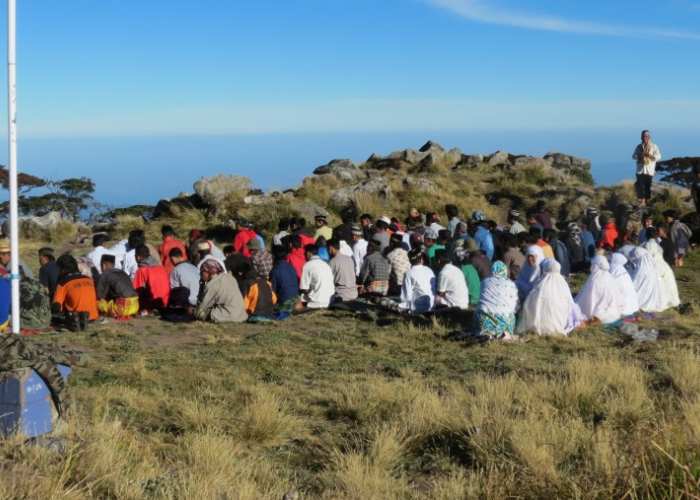 Kok Bisa Naik Haji di Puncak Gunung? Mengungkap Fakta Unik Tapi Bikin Geleng-geleng di Gunung Bawakaraeng!