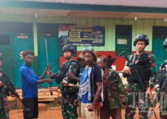 Papua Ingin Damai, Warganya Serahkan Senpi Engkeloop Kepada Satgas Yonif 725/Woroagi 
