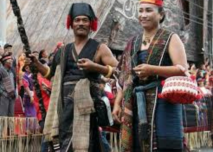 Menelisik Tradisi Unik 7 Suku di Indonesia, Ada Itunya Lohh!