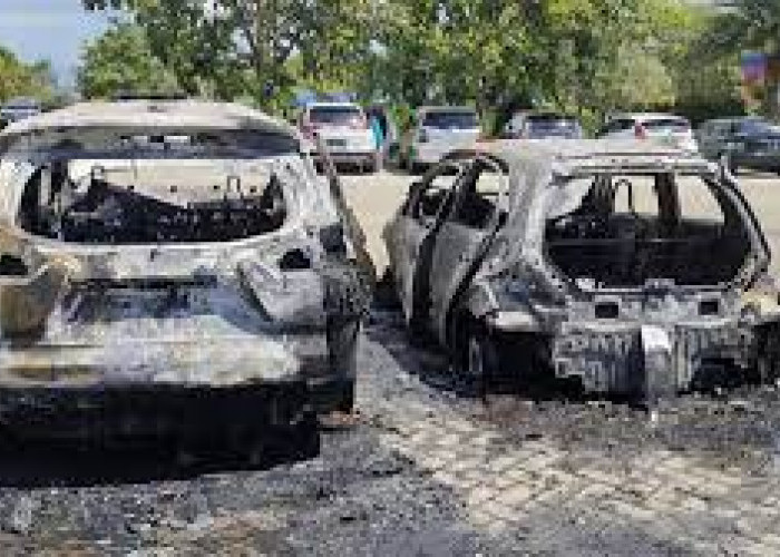 Bahaya Cuaca Ekstrem, 4 Mobil Parkir Terbakar di Banjarbaru