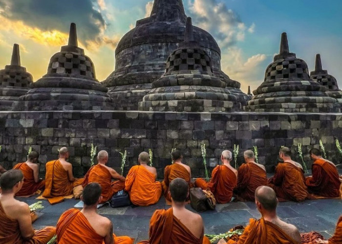 Menjelajahi Perayaan Wisak Diberbagai Negara, di Indonesia Ada Perjalanan Spritual Bhiksu