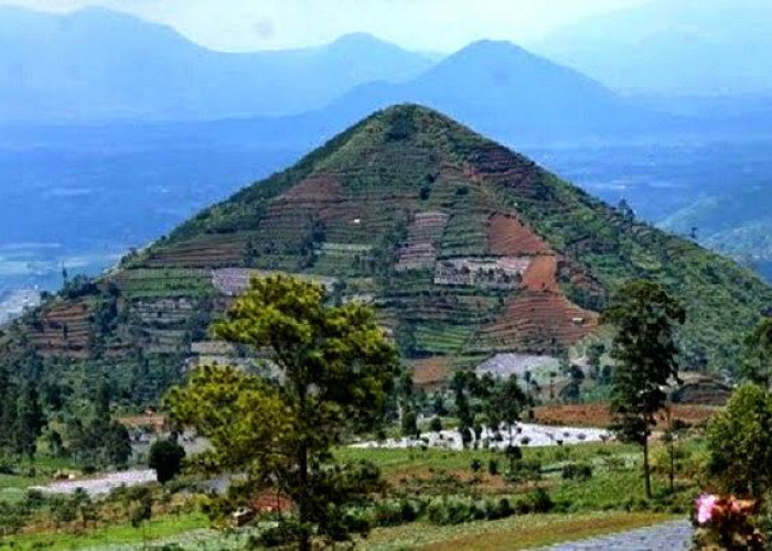 Gunung Padang: Memperlihatkan Keindahan dan Misteri yang Tersembunyi