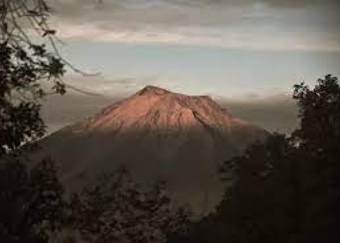 5 Mitos Horor Gunung Kerinci, Gunung Tertinggi Ke-2 di Indonesia